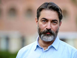 بدل پارسا پیروزفر در برنامه «هزار و یک» با حضور جناب خان!/ویدیو