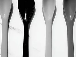 اگر قاشق قرمز را در این تصویر سیاه و سفید پیدا کنید، جزو ۵ درصد برتر جامعه با ضریب هوشی بالا هستید